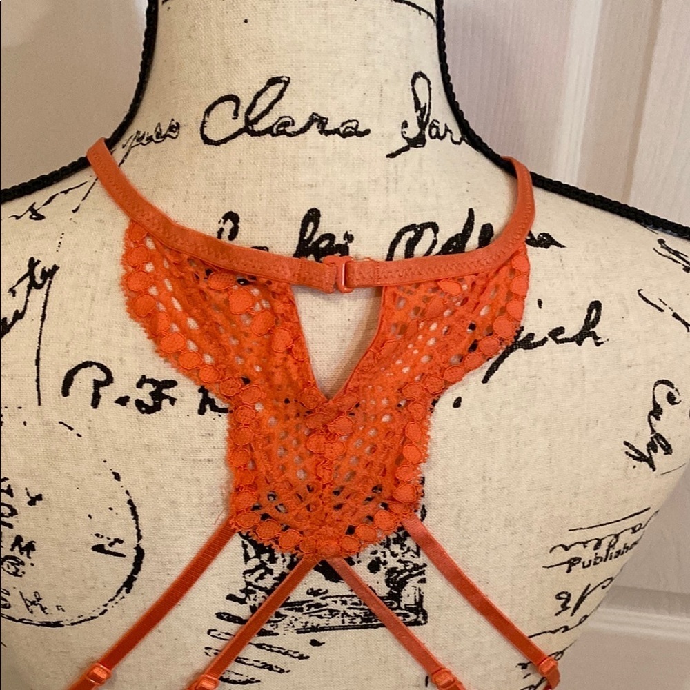 Victoria's Secret High Neck Crochet Scalloped Lace Keyhole Bralette Medium - Picture 8 of 15